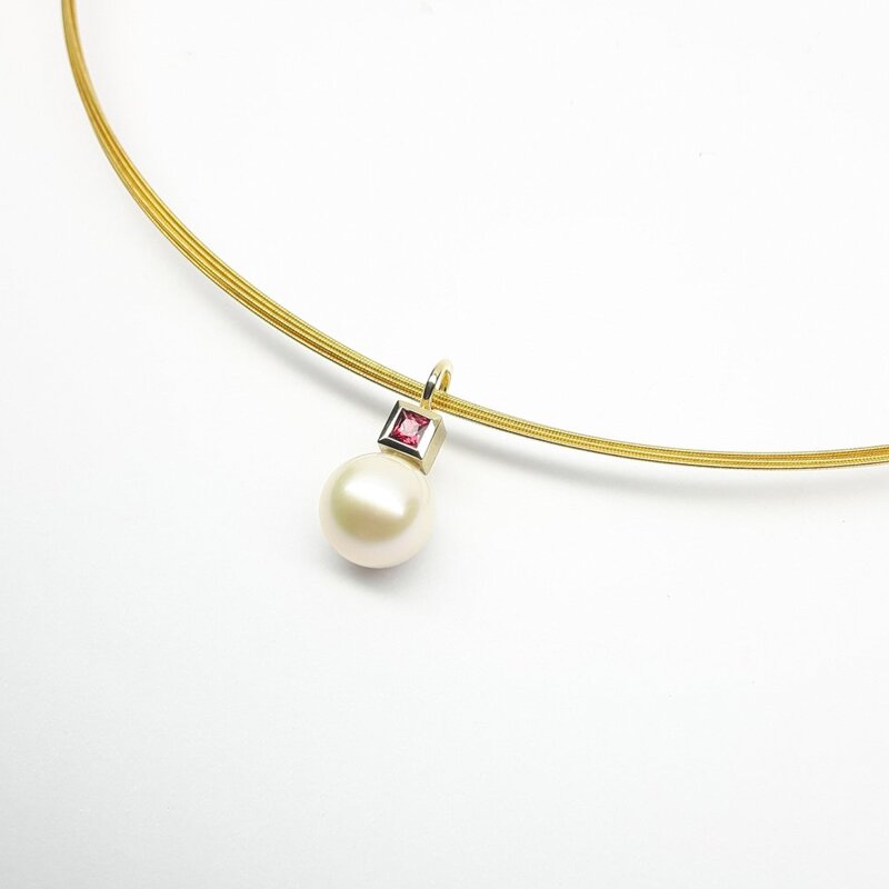 Pendentif en or jaune 18kt, perle d'eau douce et spinelle rouge. Pièce unique.