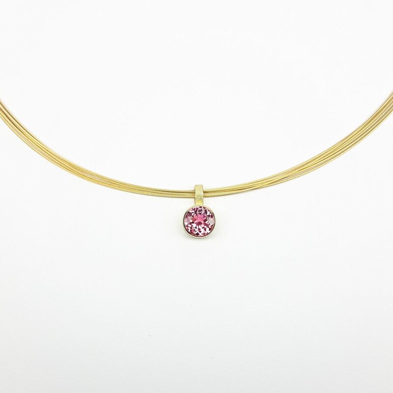Pendentif en or jaune 18kt et tourmaline rose Ø7mm.