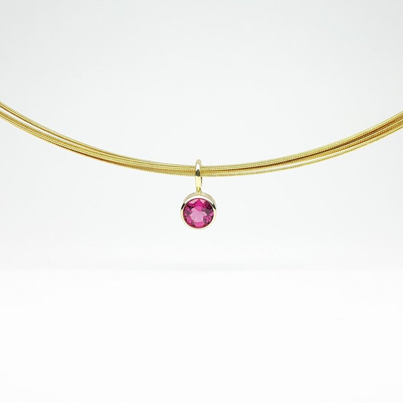 Pendentif en or jaune 18kt et tourmaline rose Ø5mm.