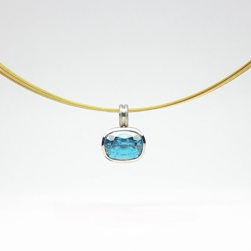 Pendentif en or jaune/blanc 18kt et zircon bleu naturel. Pièce unique.