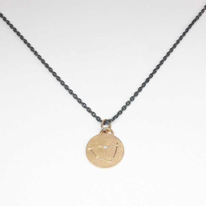 "capricorne", pendentif signe du zodiaque en or rouge 18kt et diamant.