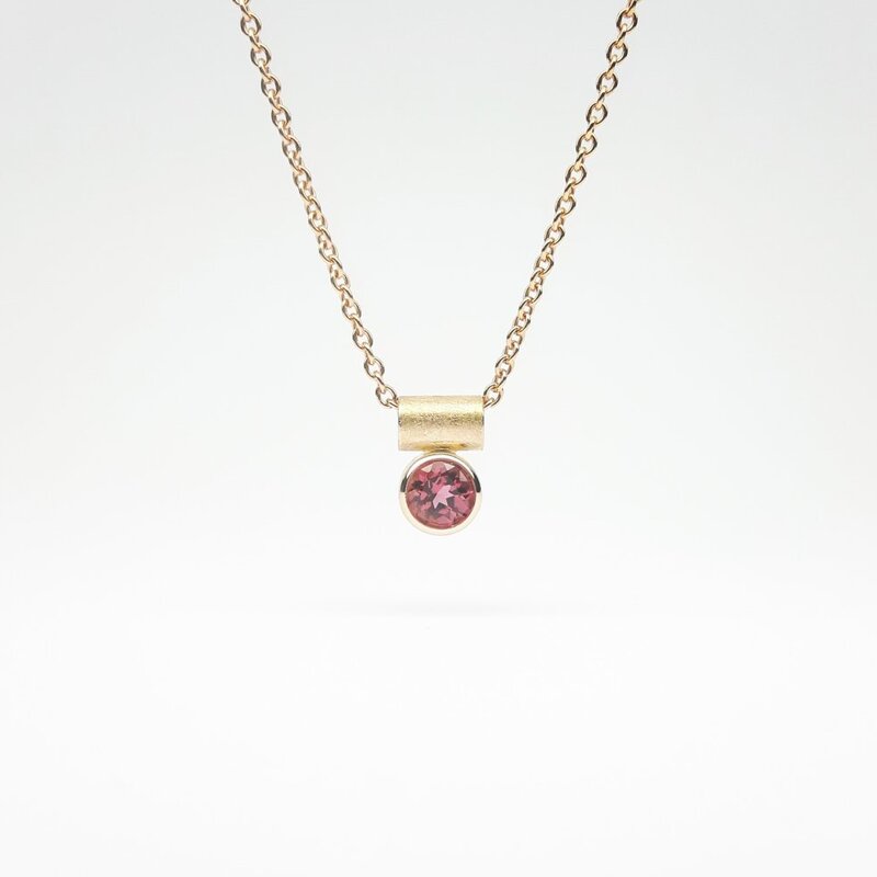 Pendentif en or rouge 18kt et tourmaline rose Ø5mm.