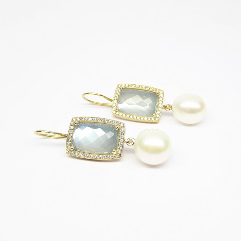 Boucles d'oreilles en or jaune 18kt, pierre de lune, perles, et diamants. Pièce unique.