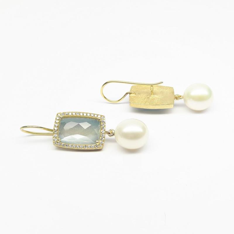 Boucles d'oreilles en or jaune 18kt, pierre de lune, perles, et diamants. Pièce unique.