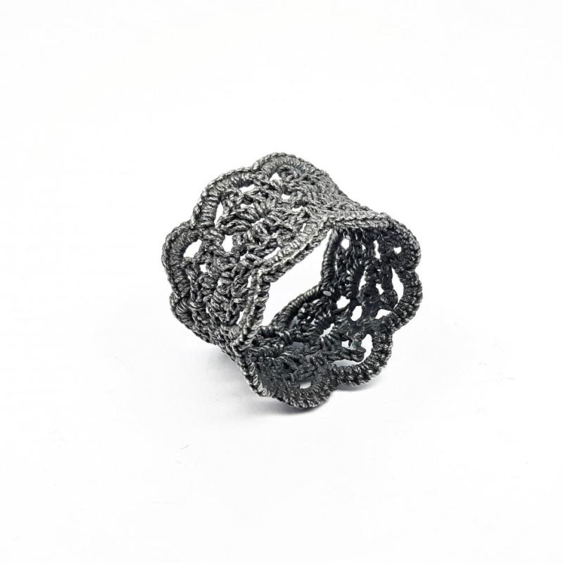 Bague fait main au crochet, argent noirci. 