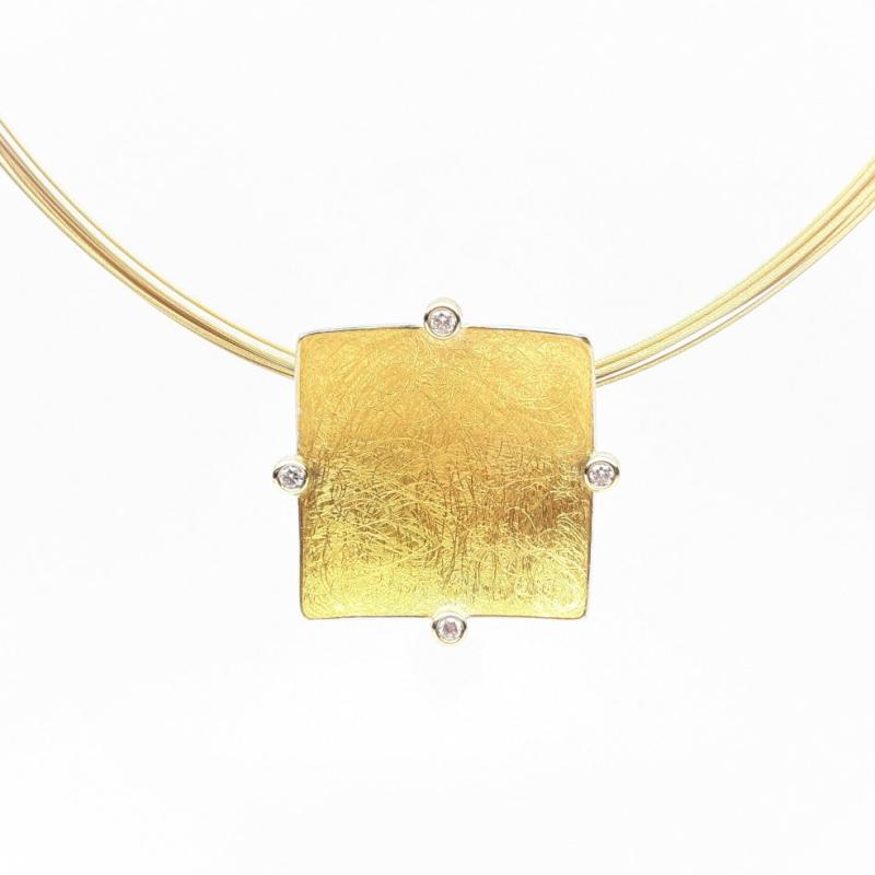 Pendentif en or jaune 18kt, or fin, argent et brillants.