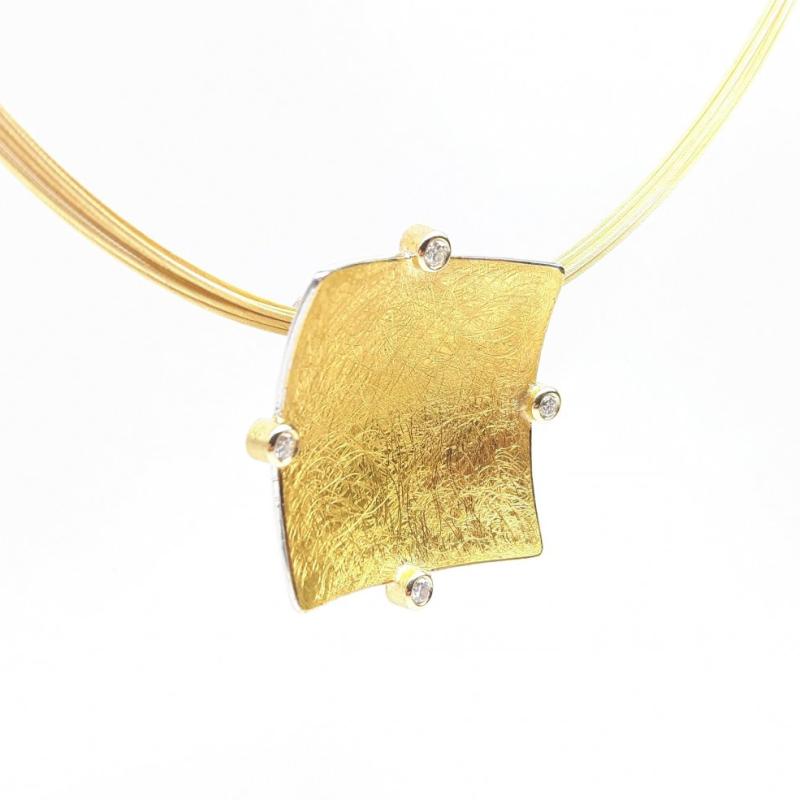 Pendentif en or jaune 18kt, or fin, argent et brillants.