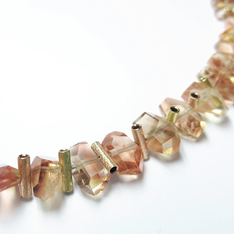 Collier en pierre de soleil et éléments en or jaune et rouge 18kt.