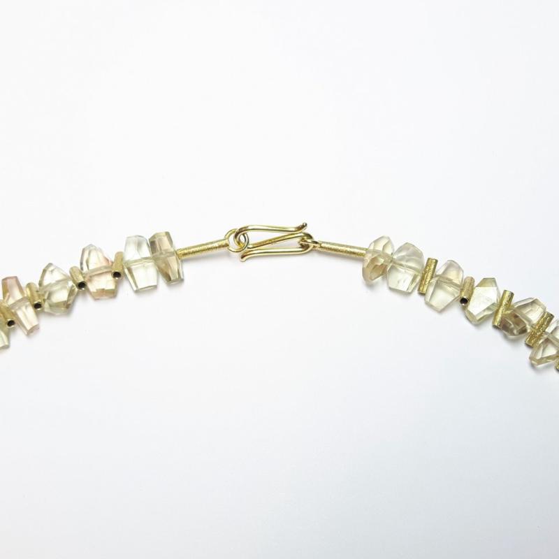 Collier en pierre de soleil et éléments en or jaune et rouge 18kt.