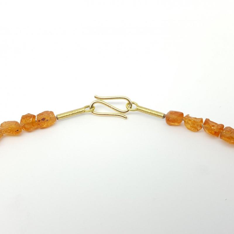 Collier en grenat mandarin brute et éléments en or jaune 18kt.