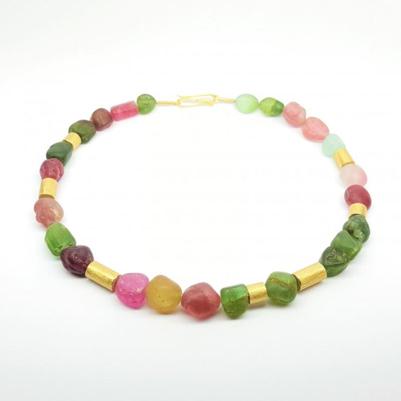 Collier en tourmaline et éléments en or jaune 18kt.