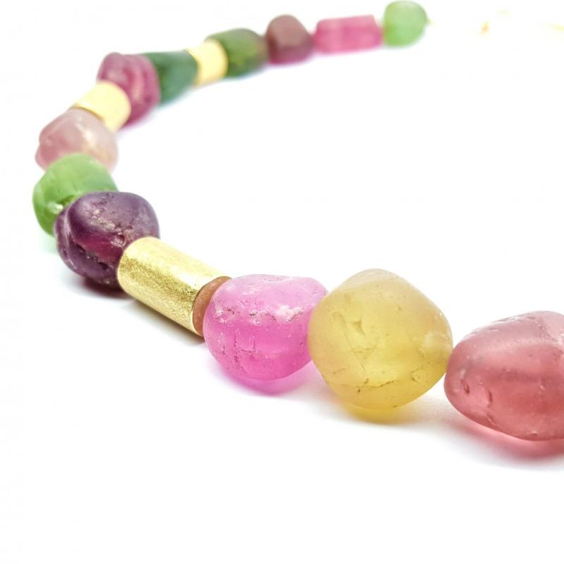 Collier en tourmaline et éléments en or jaune 18kt.