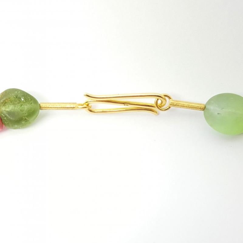 Collier en tourmaline et éléments en or jaune 18kt.