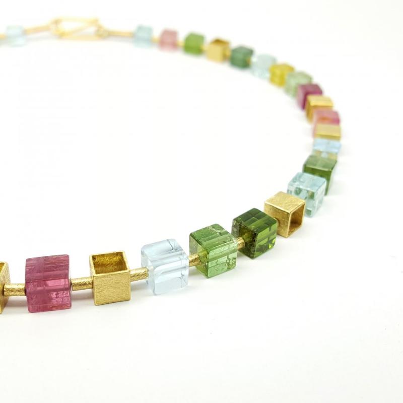 Collier en or jaune 18kt, cubes en aigue-marine et tourmaline. Pièce unique.