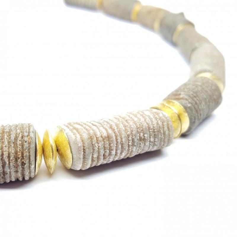 Collier en lys de mer fossilisé et or jaune 18kt