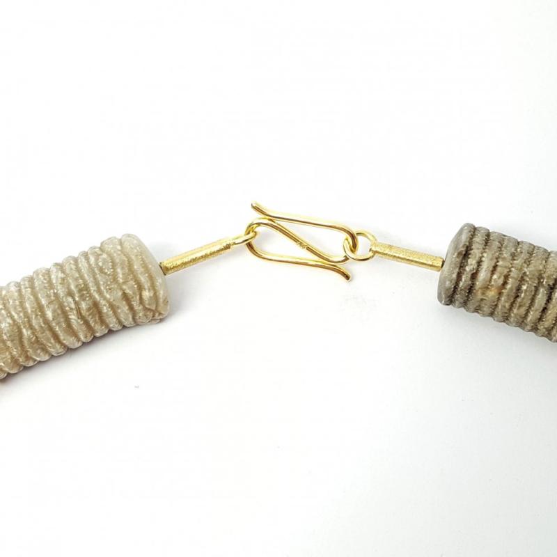 Collier en lys de mer fossilisé et or jaune 18kt