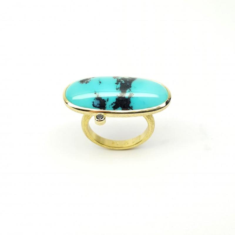 Bague en or jaune 18kt,  turquoise et diamant noir.