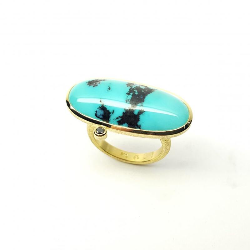 Bague en or jaune 18kt,  turquoise et diamant noir.