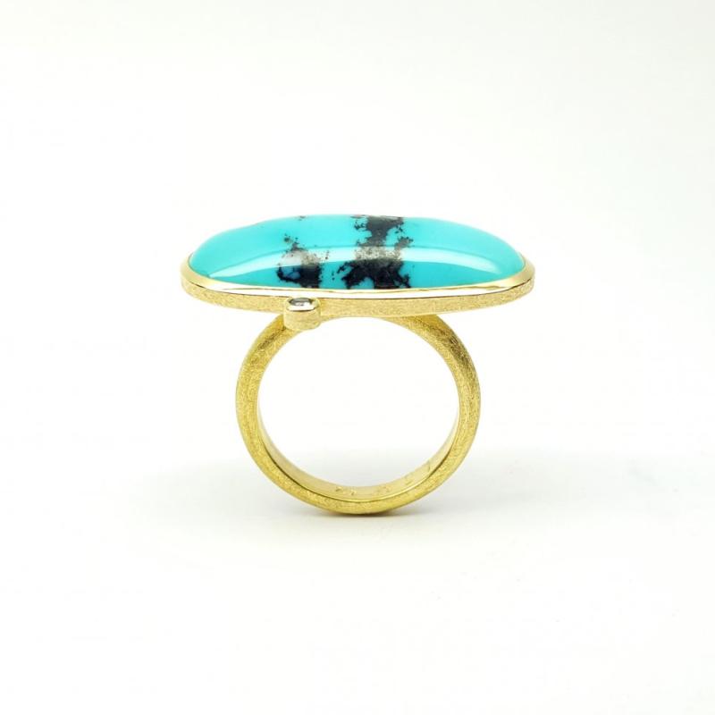 Bague en or jaune 18kt,  turquoise et diamant noir.