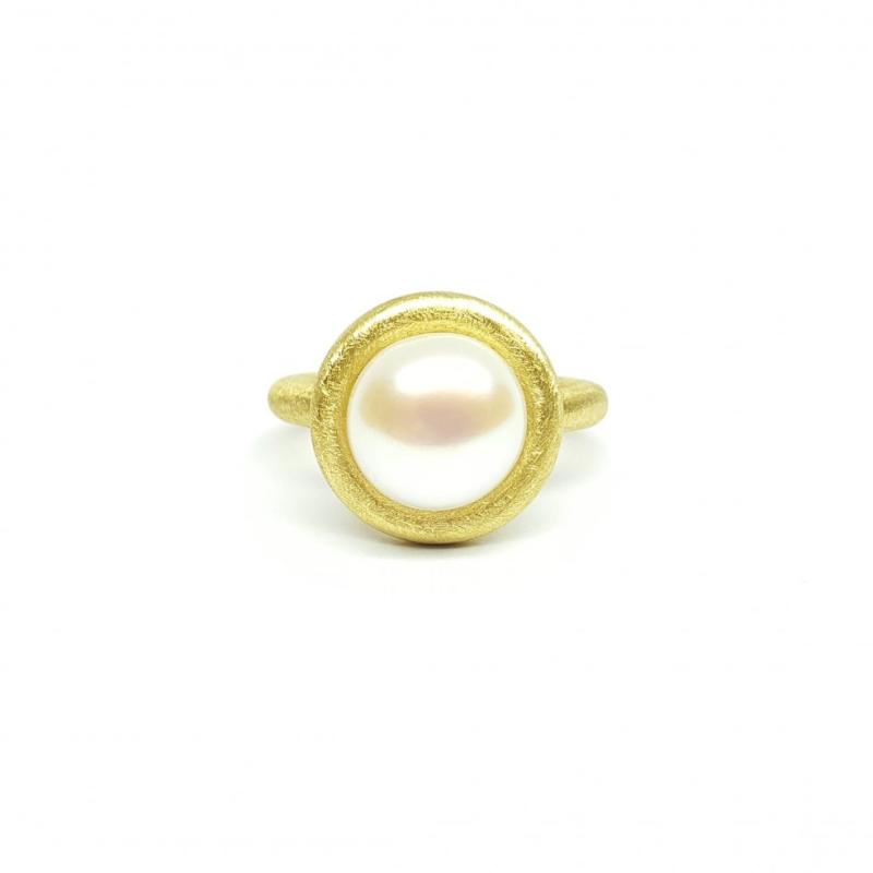 Bague en or jaune 18kt, perle de culture d'eau douce. Pièce unique.