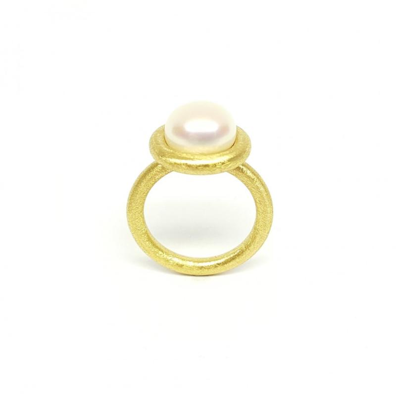 Bague en or jaune 18kt, perle de culture d'eau douce. Pièce unique.
