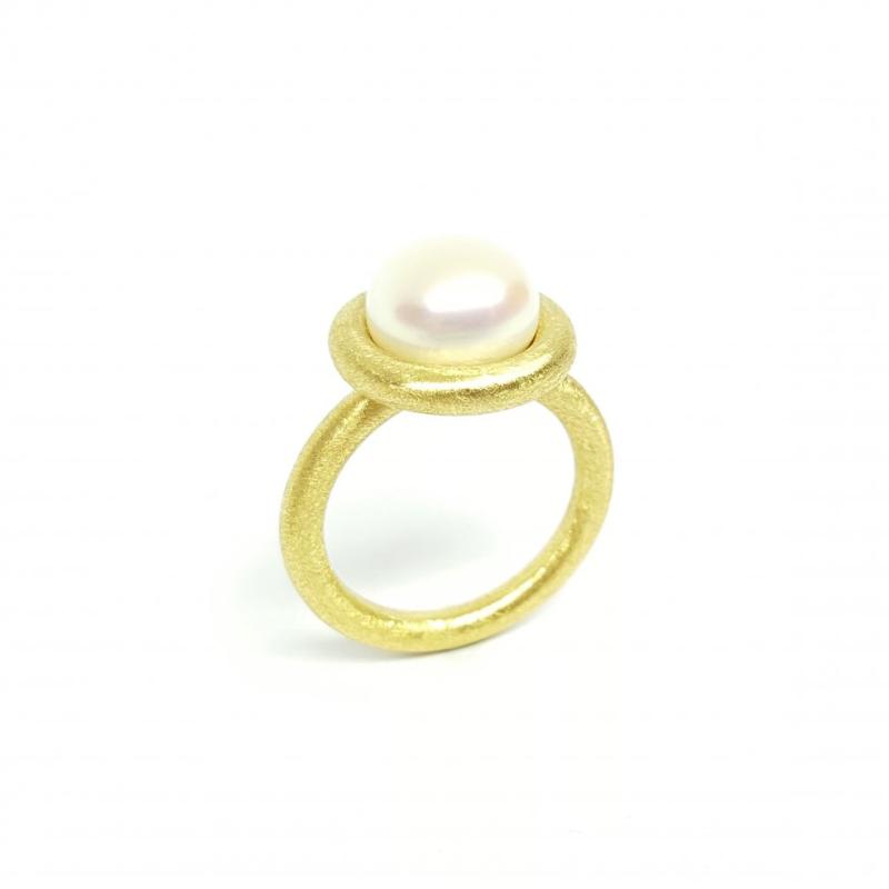 Bague en or jaune 18kt, perle de culture d'eau douce. Pièce unique.