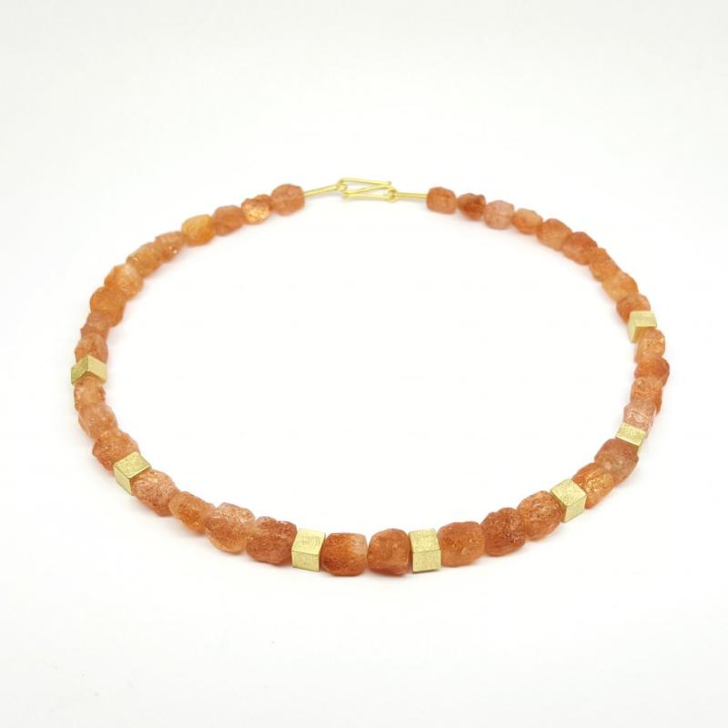 Collier en pierre de soleil et or jaune 18kt. Pièce unique.