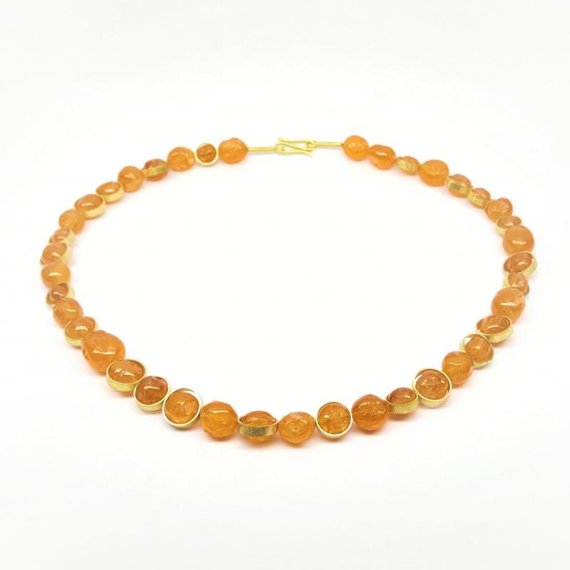 Collier en grenat mandarin et or jaune 18kt. Pièce unique.