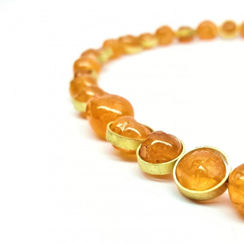 Collier en grenat mandarin et or jaune 18kt. Pièce unique.