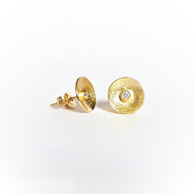 Boucles d'oreilles en or jaune 18kt et brillants.