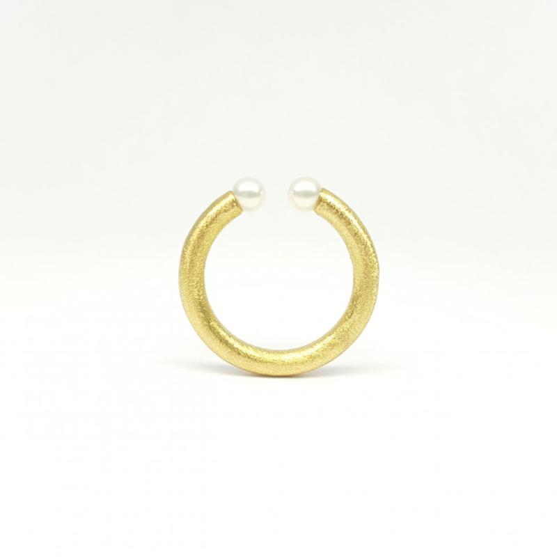 Bague en or jaune 18kt et perles de culture d'eau douce. Pièce unique.