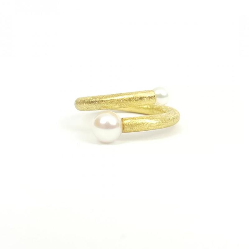 Bague en or jaune 18kt et perles de culture.