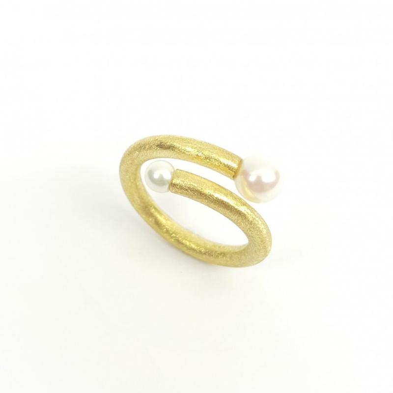 Bague en or jaune 18kt et perles de culture.