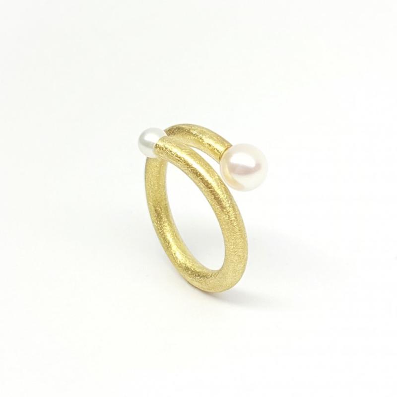 Bague en or jaune 18kt et perles de culture.