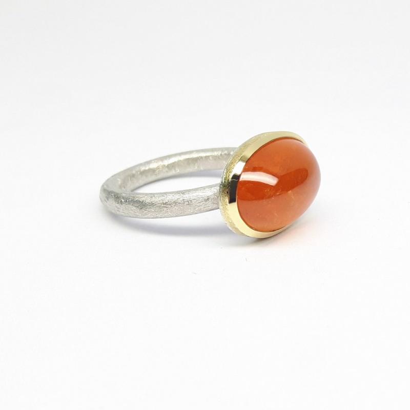 Bague en argent 925-., or jaune 18kt et grenat mandarin. Pièce unique.