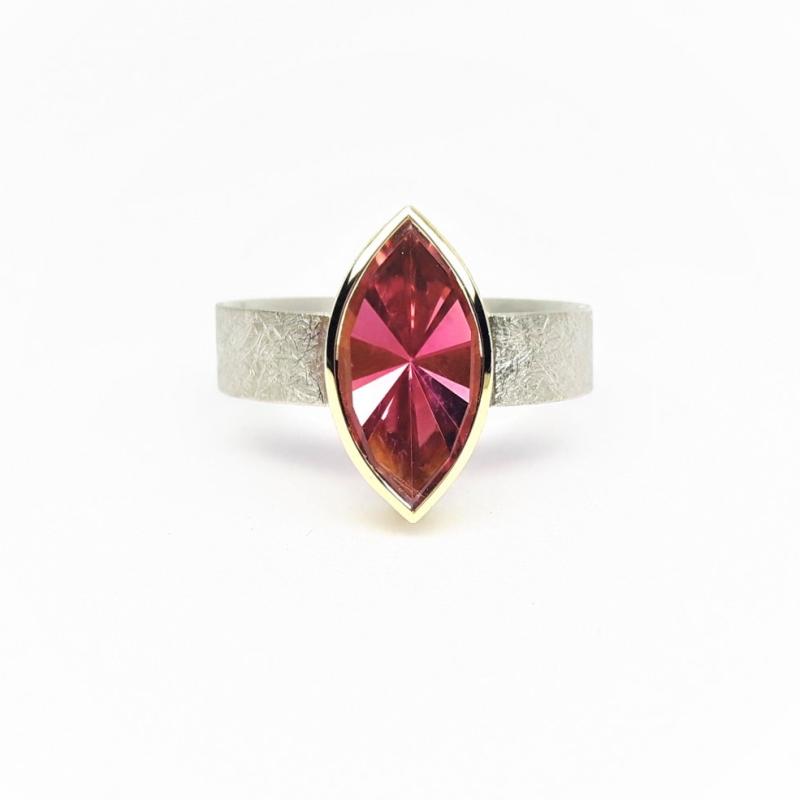 Bague en platine, or jaune 18kt et tourmaline rouge. Pièce unique.