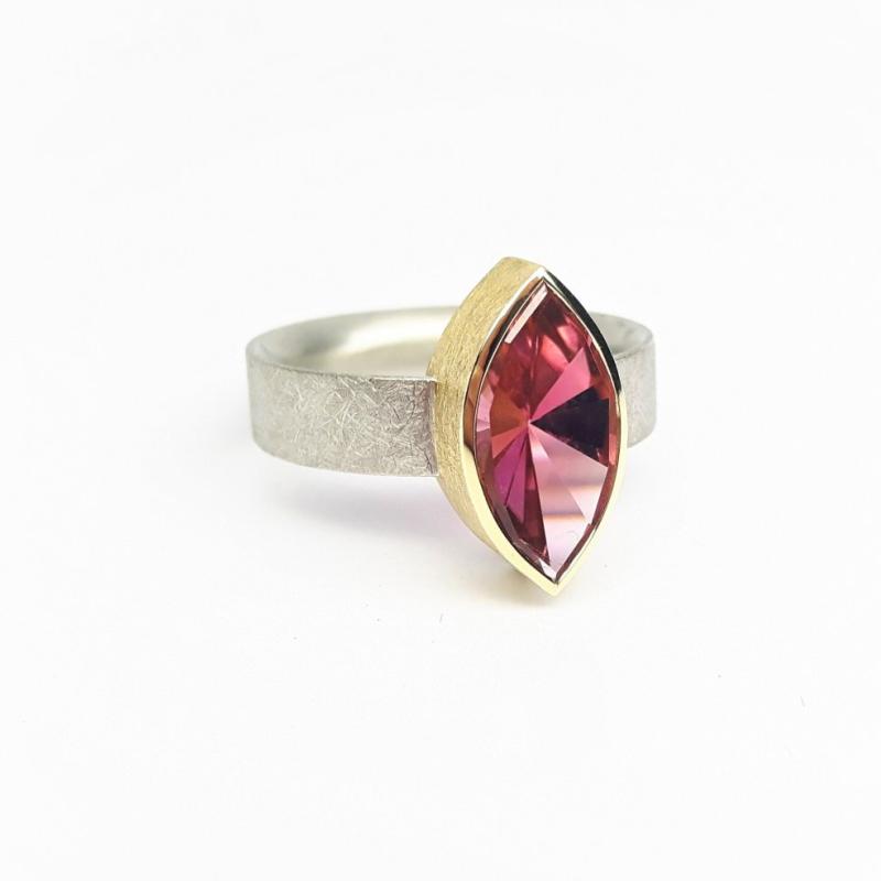 Bague en platine, or jaune 18kt et tourmaline rouge. Pièce unique.