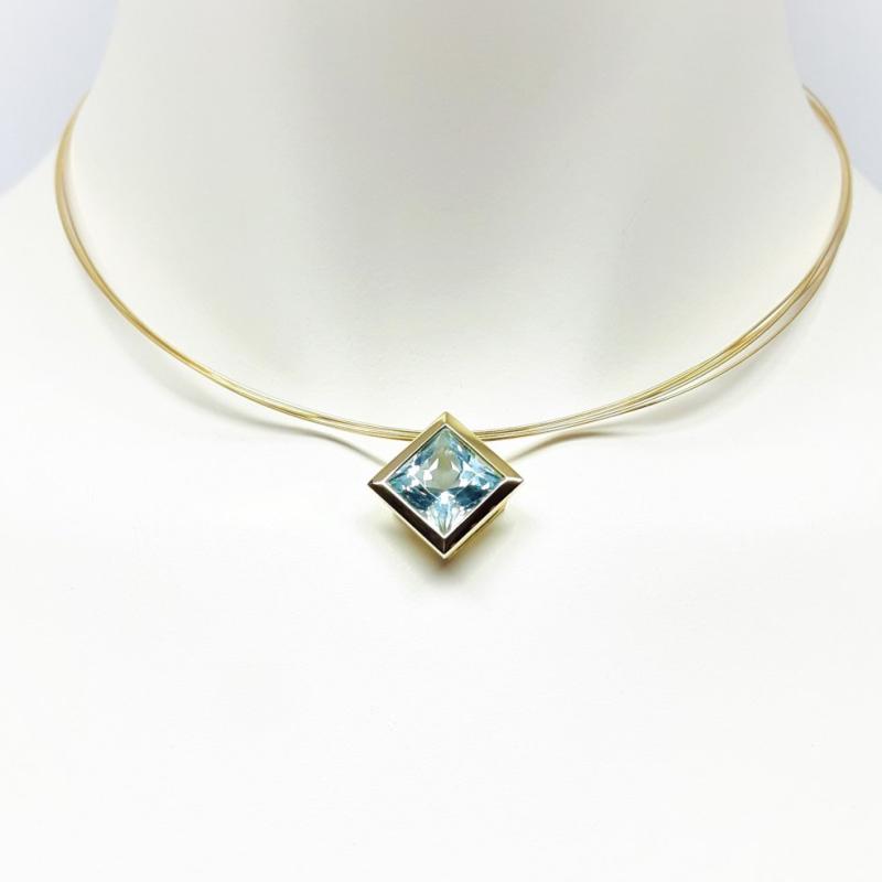 Pendentif en or jaune 18kt et aigue-marine facettée en taille princesse.