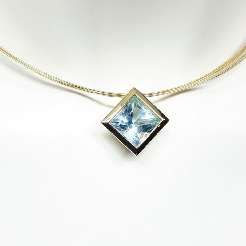 Pendentif en or jaune 18kt et aigue-marine facettée en taille princesse.