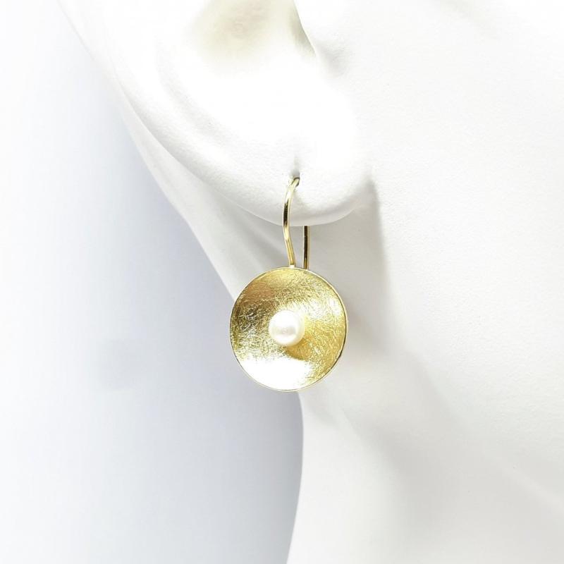 Boucles d 'oreilles en or jaune 18kt et perles de culture d'eau douce. 