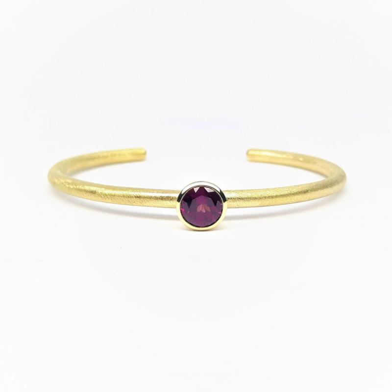 Bracelet en or jaune 18kt et grenat rhodolite. Pièce unique.