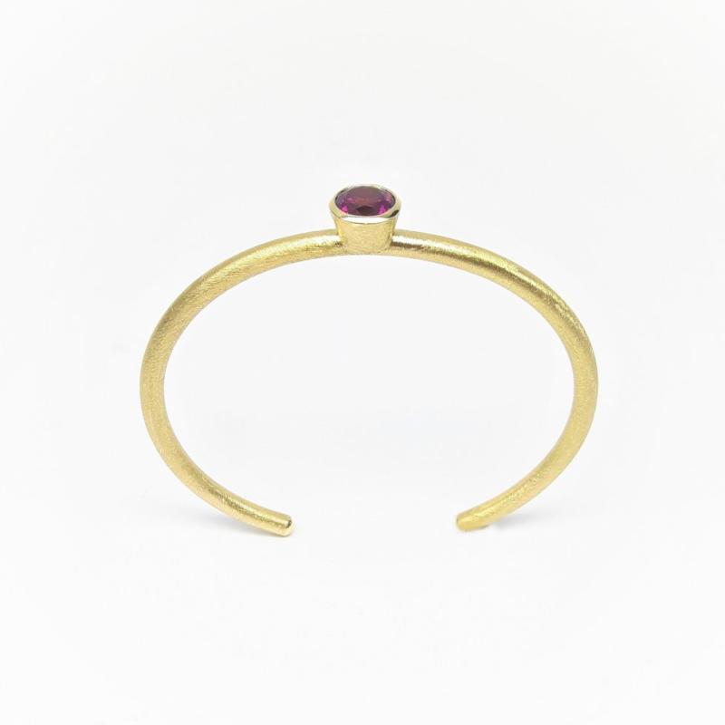 Bracelet en or jaune 18kt et grenat rhodolite. Pièce unique.