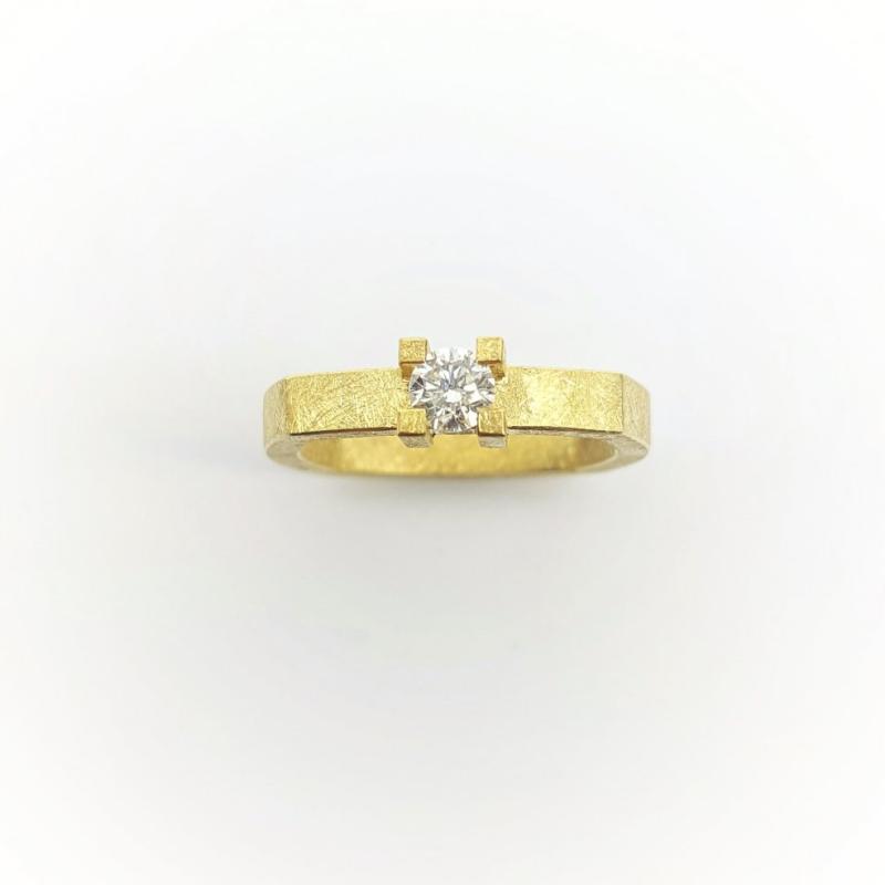 Bague solitaire en or jaune 18kt et brillant à 0,25ct.