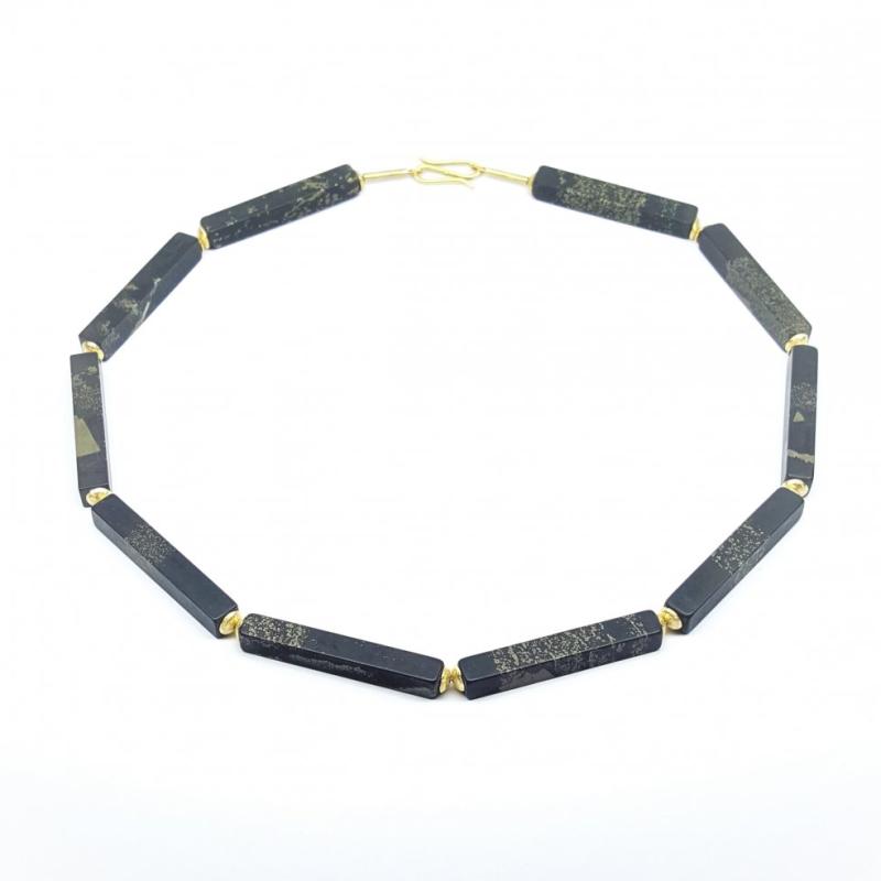 Collier, pyrite en ardoise et or jaune 18kt. Pièce unique.