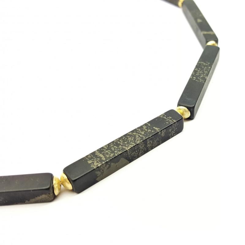 Collier, pyrite en ardoise et or jaune 18kt. Pièce unique.