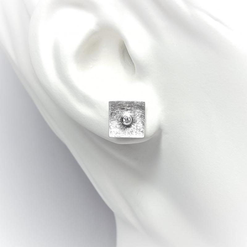 Boucles d'oreilles en or blanc 18kt et diamants.