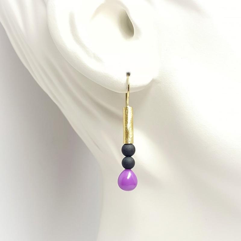 Boucles d'oreilles en or jaune 18kt, pampilles en hétérosite, onyx. Pièce unique.
