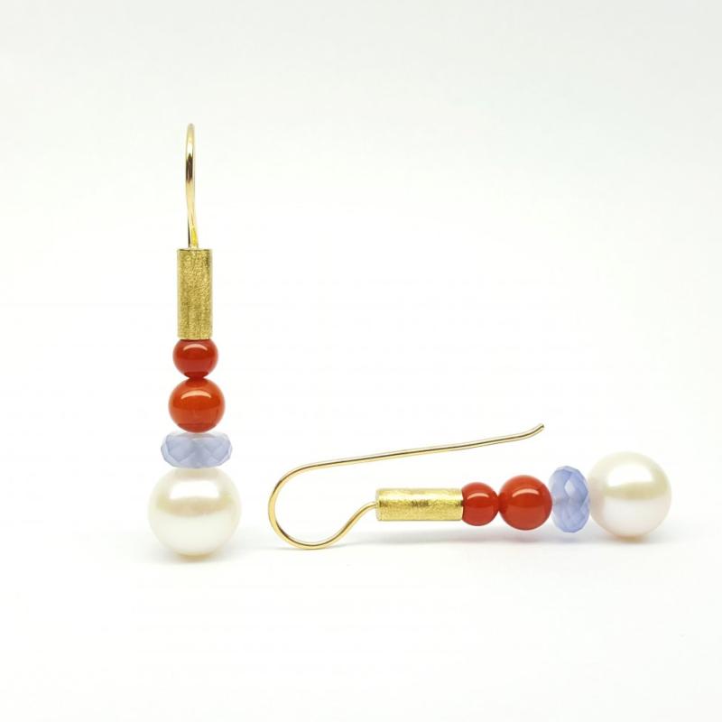Boucle d'oreilles en or jaune 18kt, corail, calcédoine et perles de culture d'eau douce. Pièce unique.