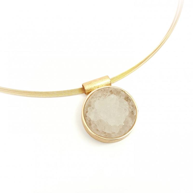 Pendentif en or rouge 18kt et agate cristallisée. Pièce unique.