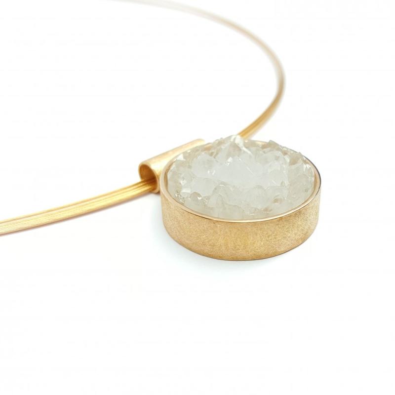 Pendentif en or rouge 18kt et agate cristallisée. Pièce unique.